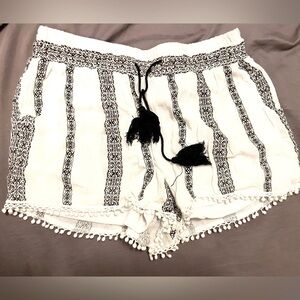 White & Black Lightweight Shorts, size Large (Juniors)